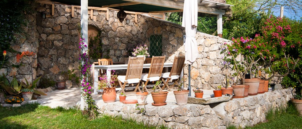 La Chambre d'Hôtes Côté Sud vous accueille pour votre séjour sur la Côte d'Azur. Le mobilier provençal au style soigné et le superbe jardin fleuri du Mas de Saint Julien, Maison d'Hôtes à Biot, vous raviront.