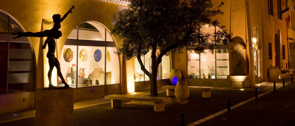Le village d'artistes, réputé pour ses souffleurs de verre, situé à 10min de notre Maison d'Hôtes sur la Côte d'Azur.