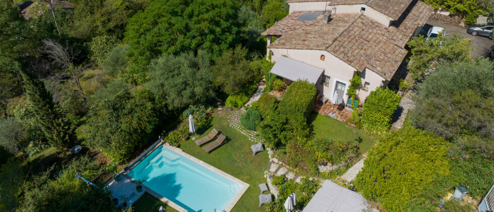 Vue en hauteur du mas de saint Julien à Biot village France